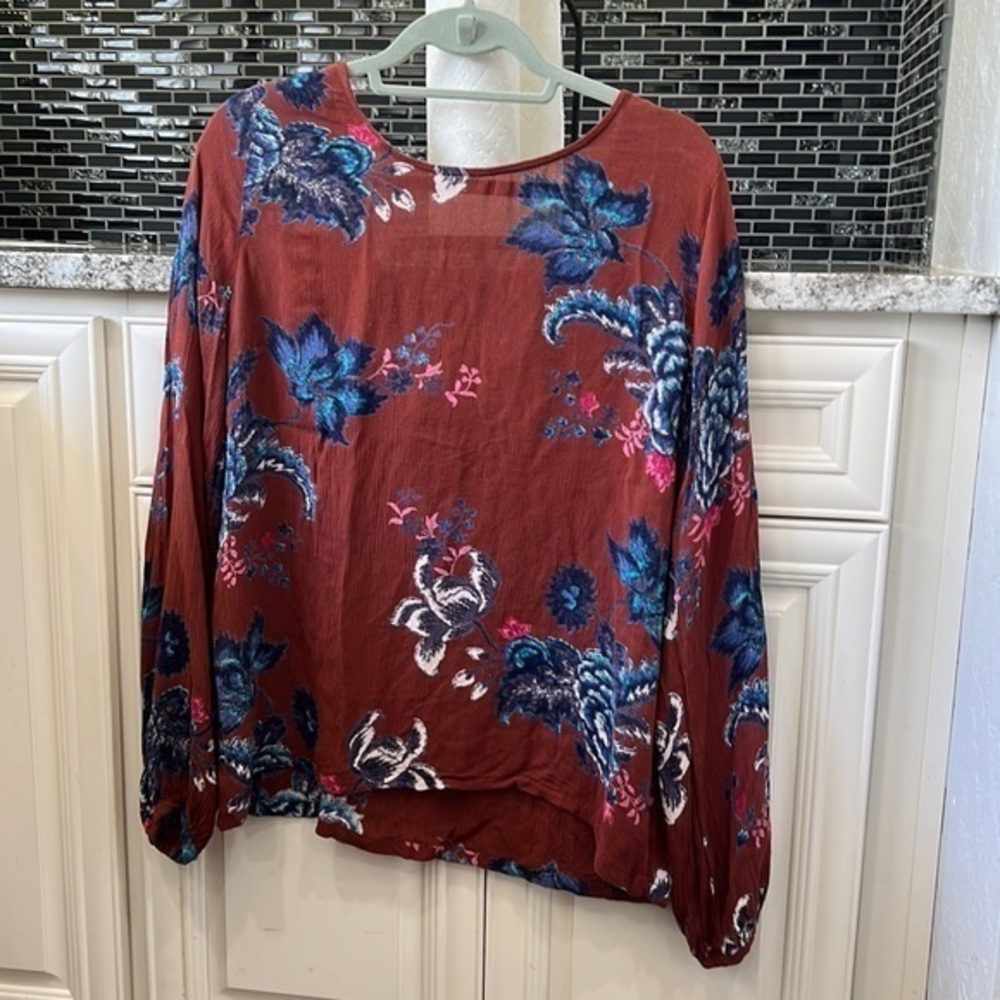 Billabong Long sleeve Floral Pullover open back Blouse